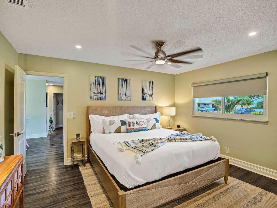 Holiday home New Stunning Delray Waterfront Oasis - Heated Pool, Spa, Canal, Dock, Huge Patio, Pool Table!
