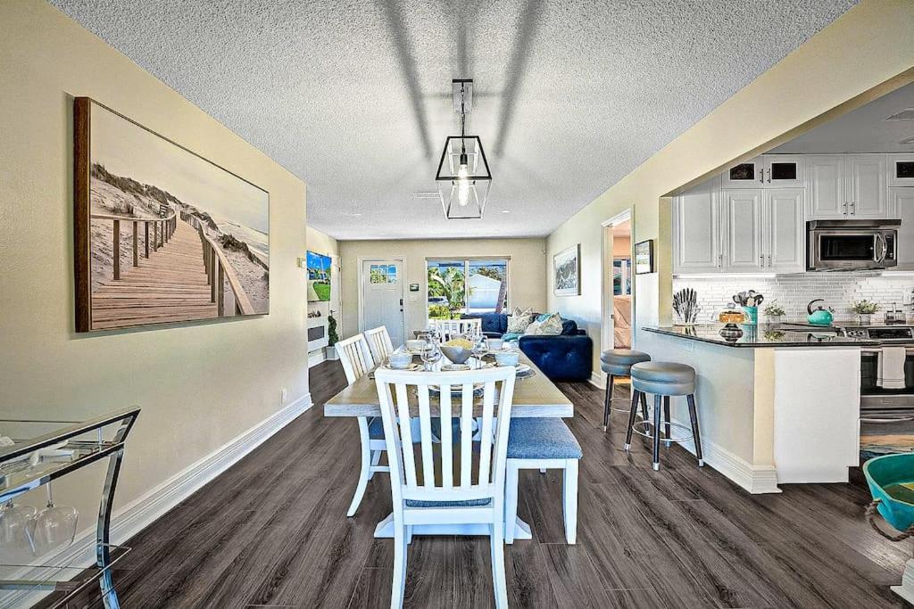New Stunning Delray Waterfront Oasis - Heated Pool, Spa, Canal, Dock, Huge Patio, Pool Table! Holiday home *