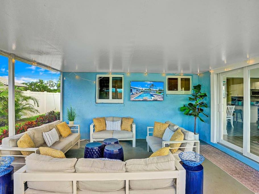 Holiday home New Stunning Delray Waterfront Oasis - Heated Pool, Spa, Canal, Dock, Huge Patio, Pool Table! Delray Beach