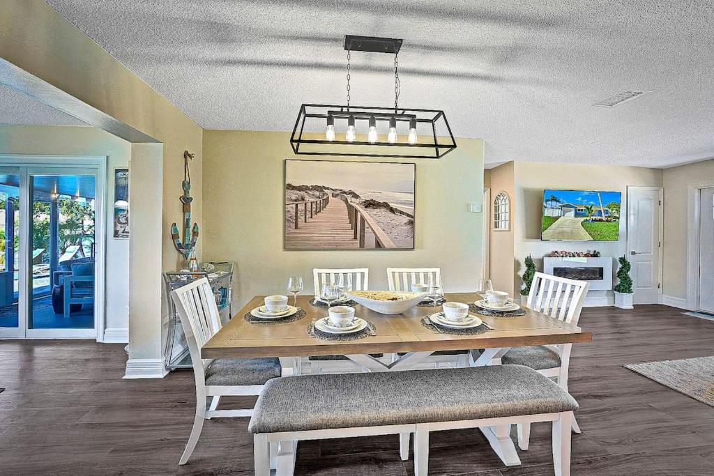 Holiday home New Stunning Delray Waterfront Oasis - Heated Pool, Spa, Canal, Dock, Huge Patio, Pool Table!