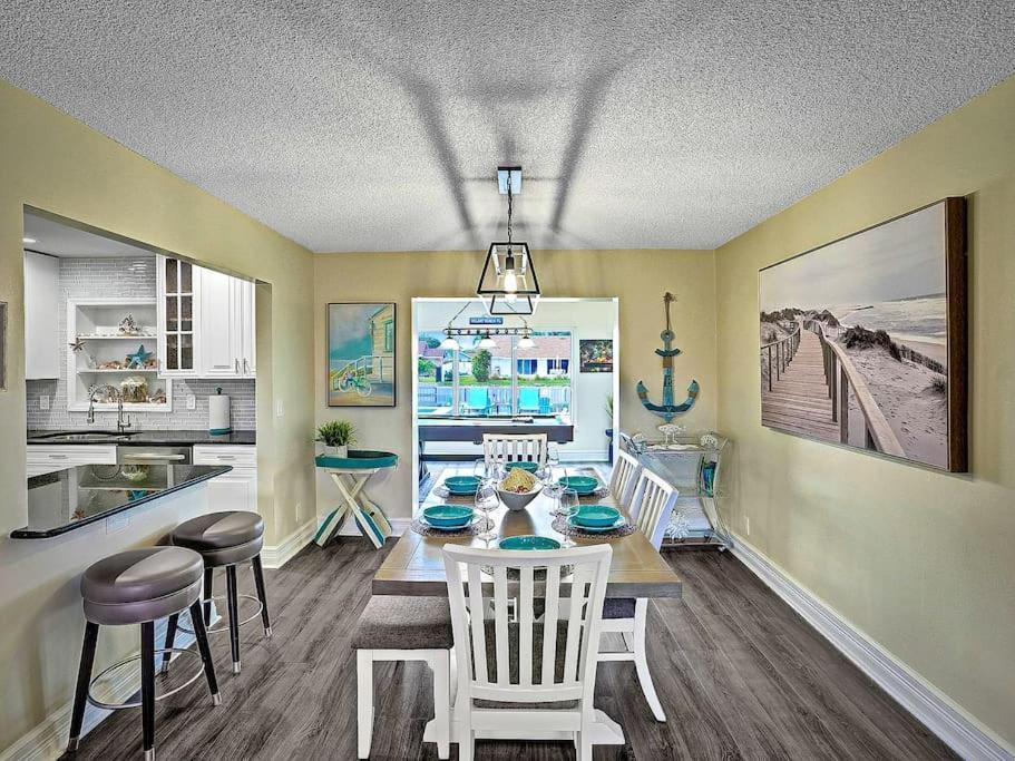 New Stunning Delray Waterfront Oasis - Heated Pool, Spa, Canal, Dock, Huge Patio, Pool Table! Holiday home Delray Beach