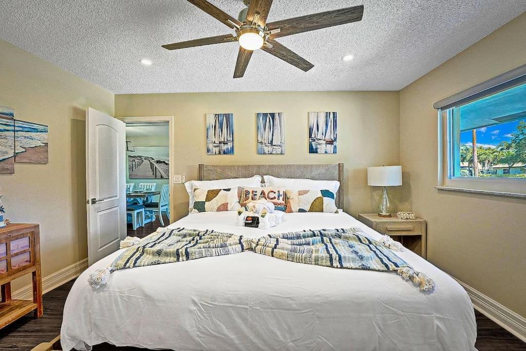 New Stunning Delray Waterfront Oasis - Heated Pool, Spa, Canal, Dock, Huge Patio, Pool Table! Holiday home *