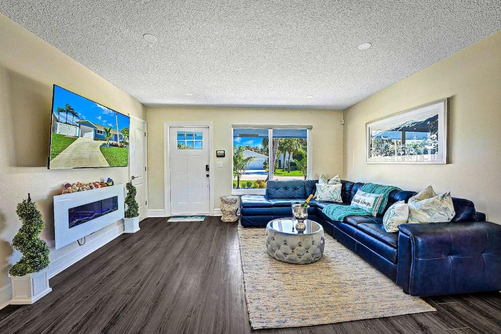 New Stunning Delray Waterfront Oasis - Heated Pool, Spa, Canal, Dock, Huge Patio, Pool Table!