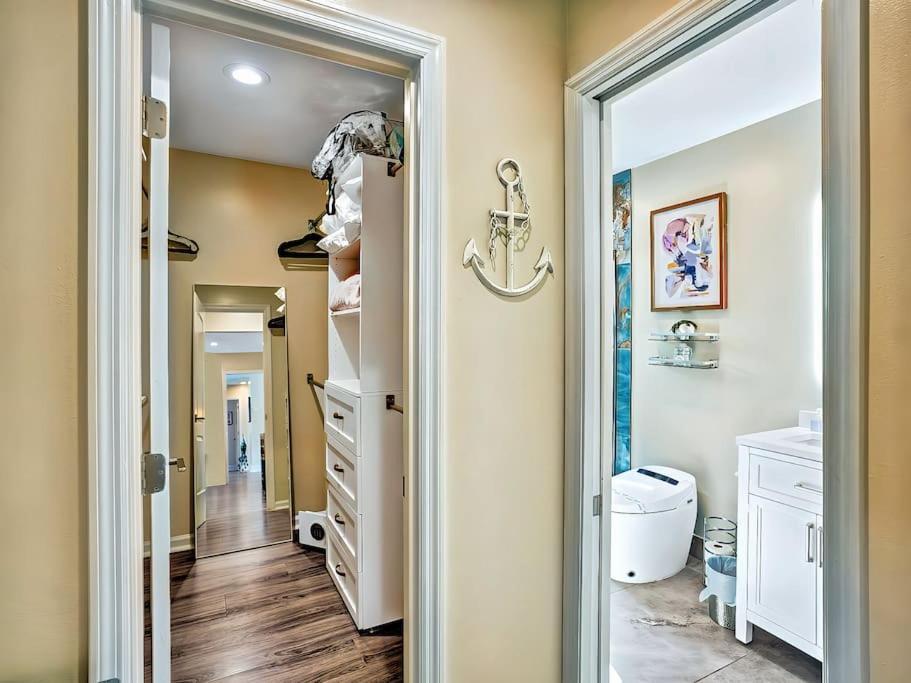 New Stunning Delray Waterfront Oasis - Heated Pool, Spa, Canal, Dock, Huge Patio, Pool Table! Holiday home *