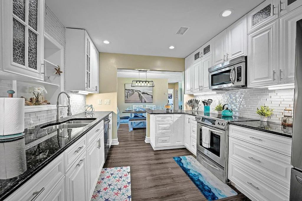 New Stunning Delray Waterfront Oasis - Heated Pool, Spa, Canal, Dock, Huge Patio, Pool Table! Holiday home Delray Beach