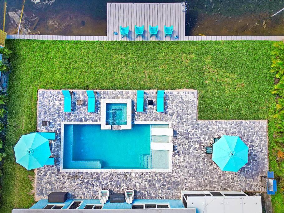 New Stunning Delray Waterfront Oasis - Heated Pool, Spa, Canal, Dock, Huge Patio, Pool Table! Holiday home