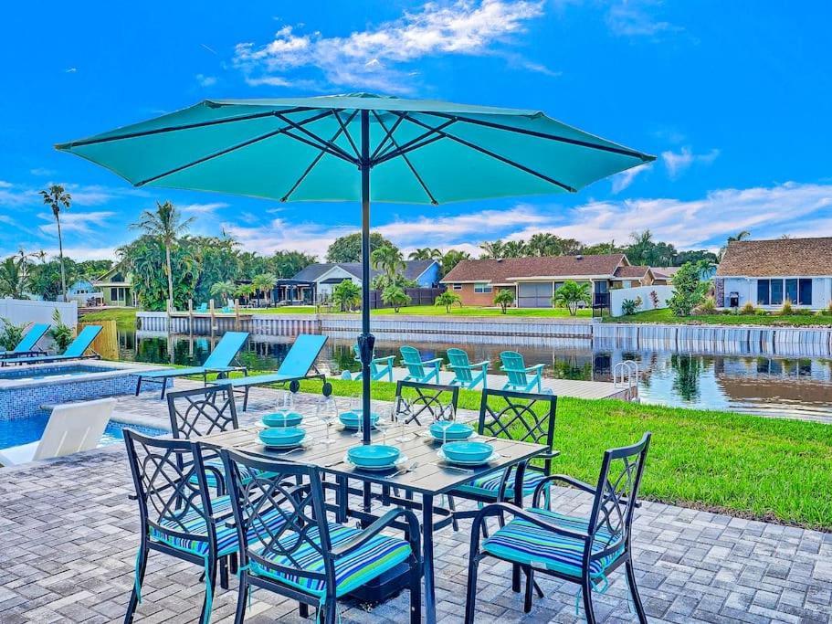 New Stunning Delray Waterfront Oasis - Heated Pool, Spa, Canal, Dock, Huge Patio, Pool Table! Holiday home Delray Beach