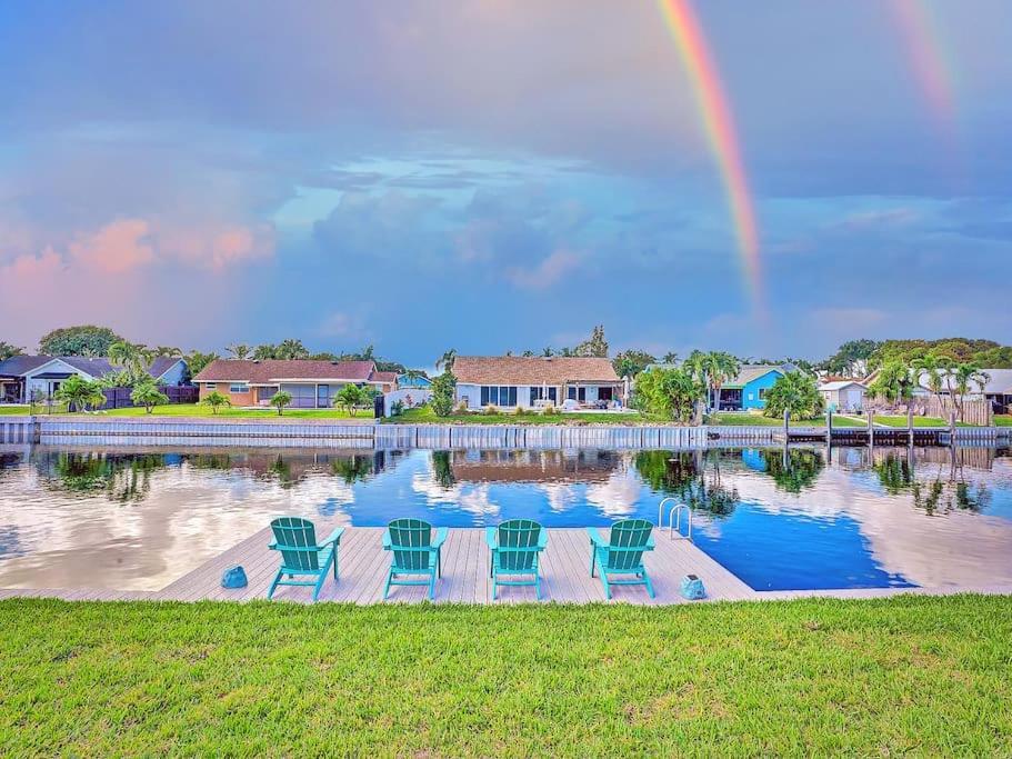 Holiday home New Stunning Delray Waterfront Oasis - Heated Pool, Spa, Canal, Dock, Huge Patio, Pool Table! Delray Beach