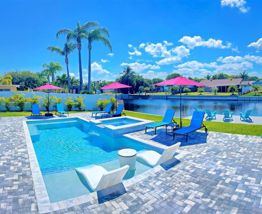 New Stunning Delray Waterfront Oasis - Heated Pool, Spa, Canal, Dock, Huge Patio, Pool Table! Delray Beach