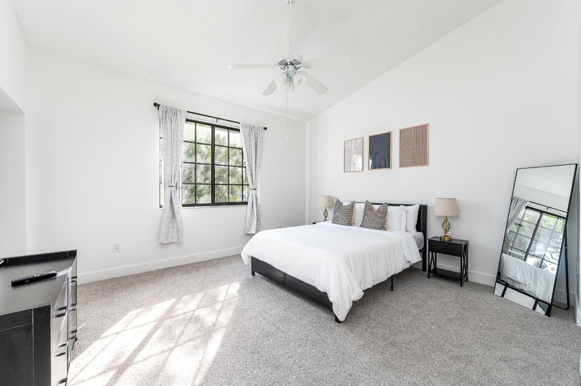 Newly Renovated Delray Townhome Apartment *