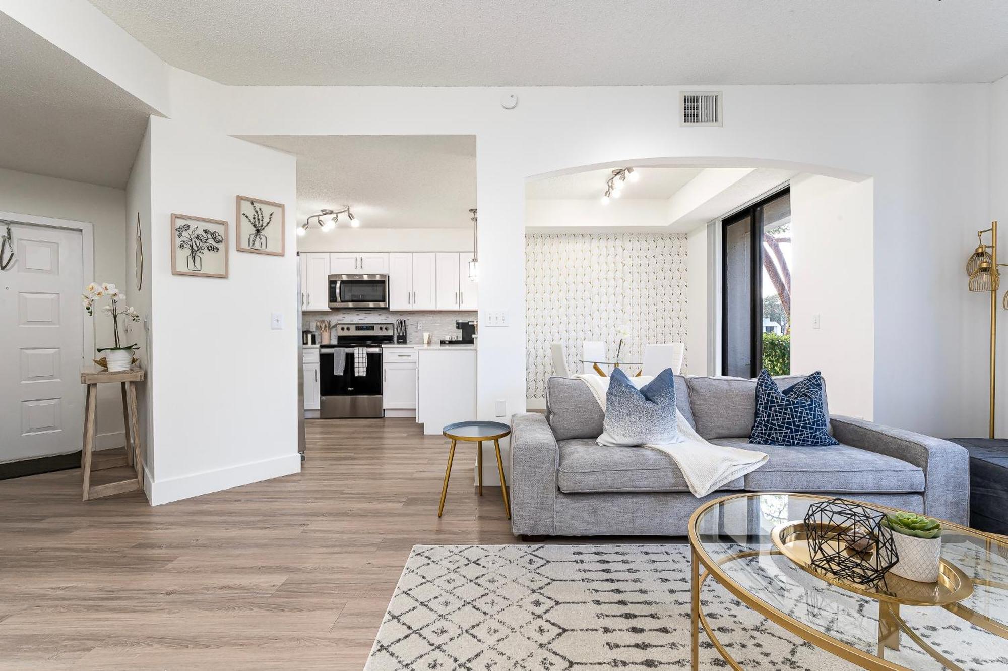 Bright Open Townhome Delray Apartment *