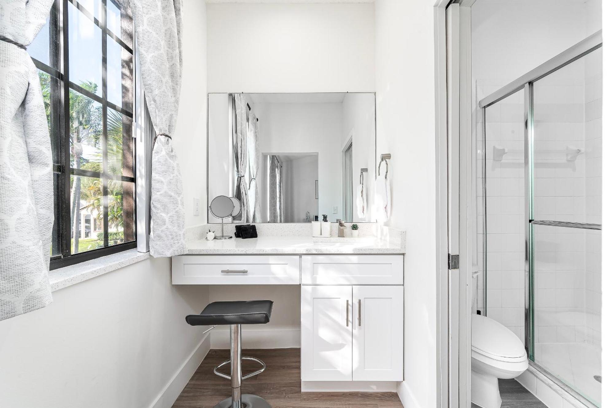 Bright Open Townhome Delray Apartment