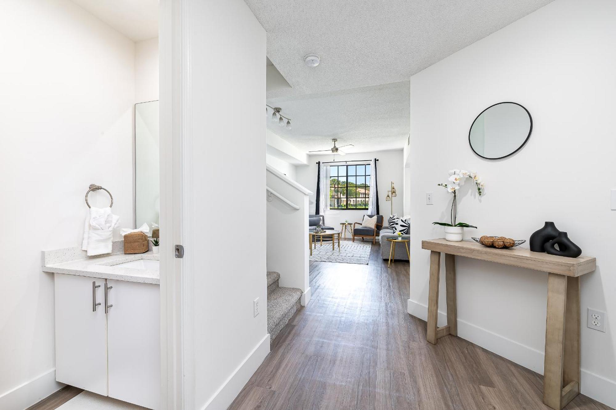 Newly Renovated Townhome With King Bed Apartment *