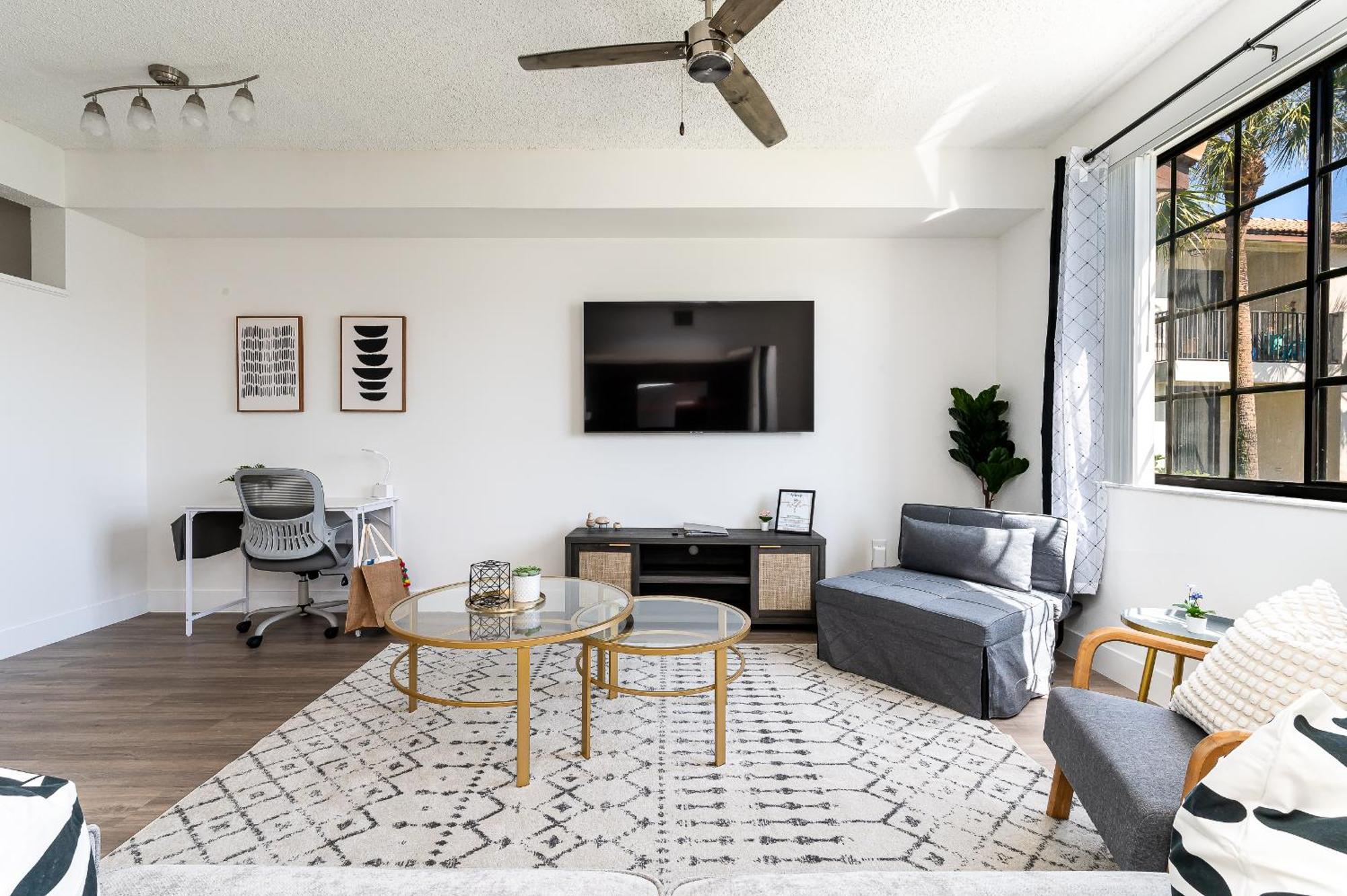 Newly Renovated Townhome With King Bed *