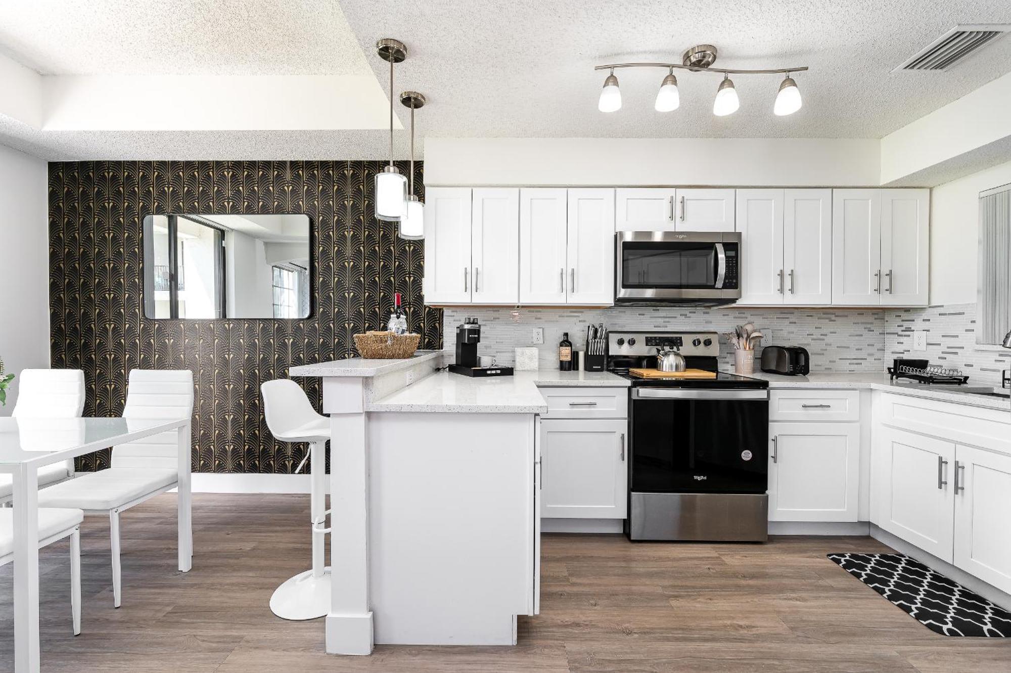 Newly Renovated Townhome With King Bed Apartment