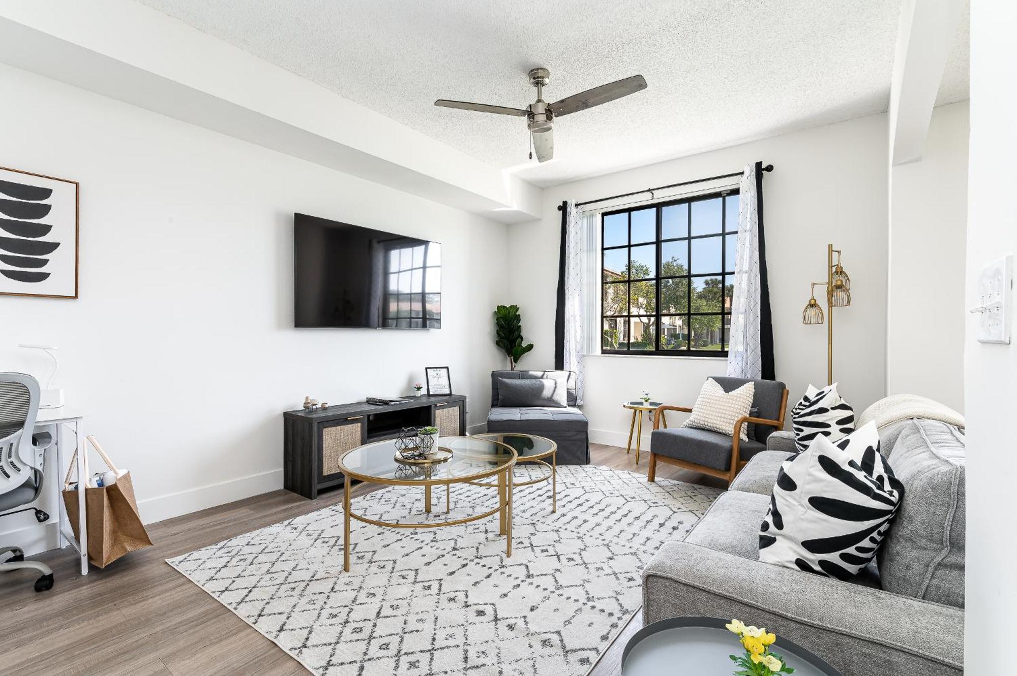 Newly Renovated Townhome With King Bed Apartment