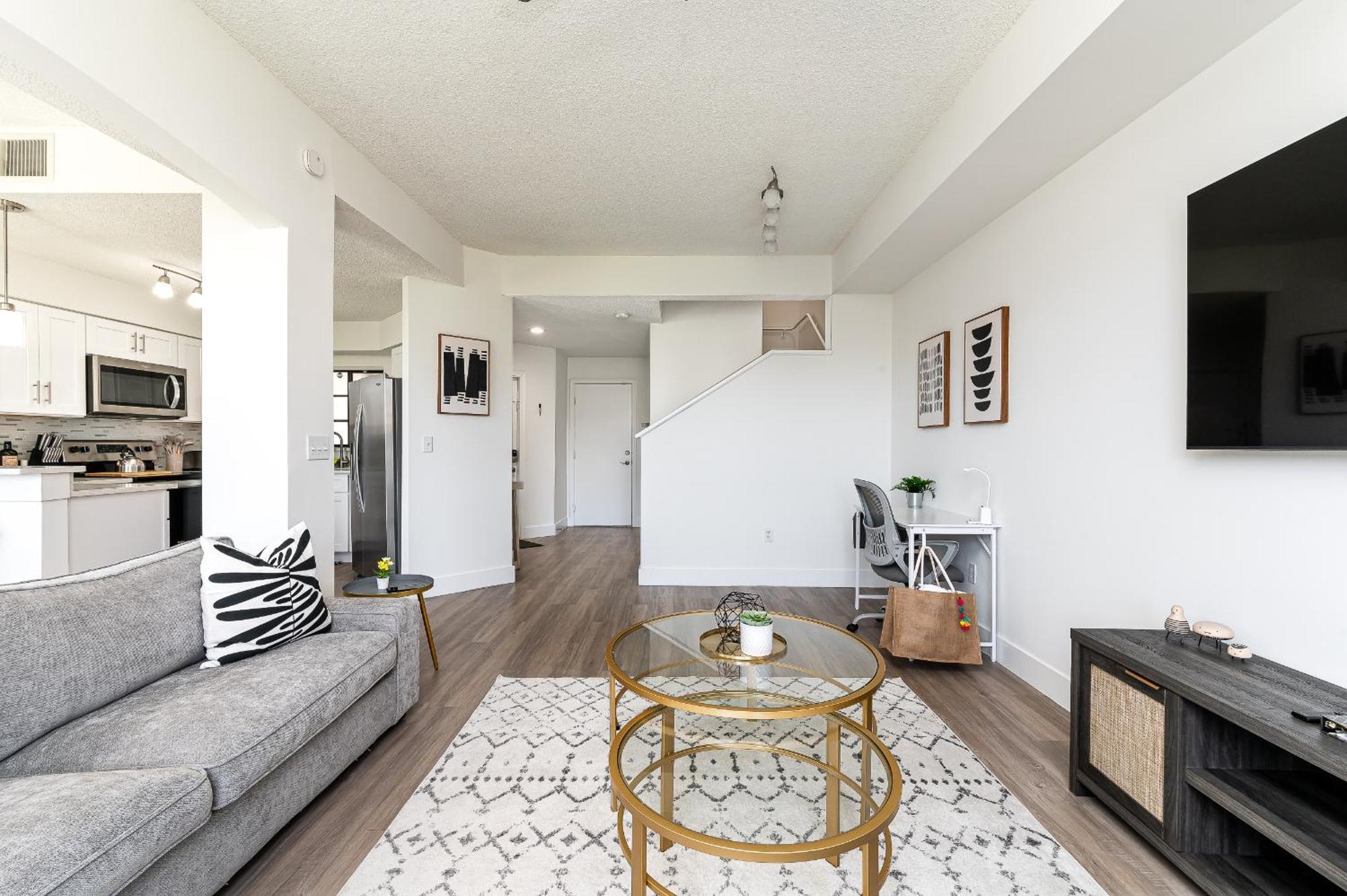 Newly Renovated Townhome With King Bed Apartment *