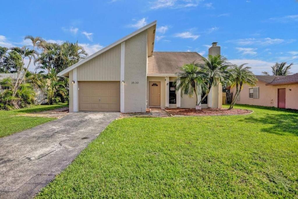 Delray 3bd & Pool With Game Room, 10 Guests Holiday home Delray Beach