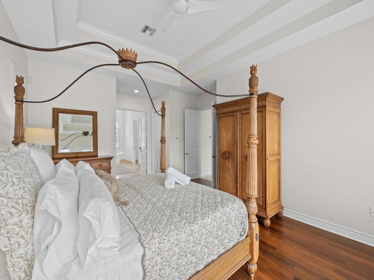 Private Luxury Waterfront Mansion I Heated Pool And Hot Tub Holiday home *