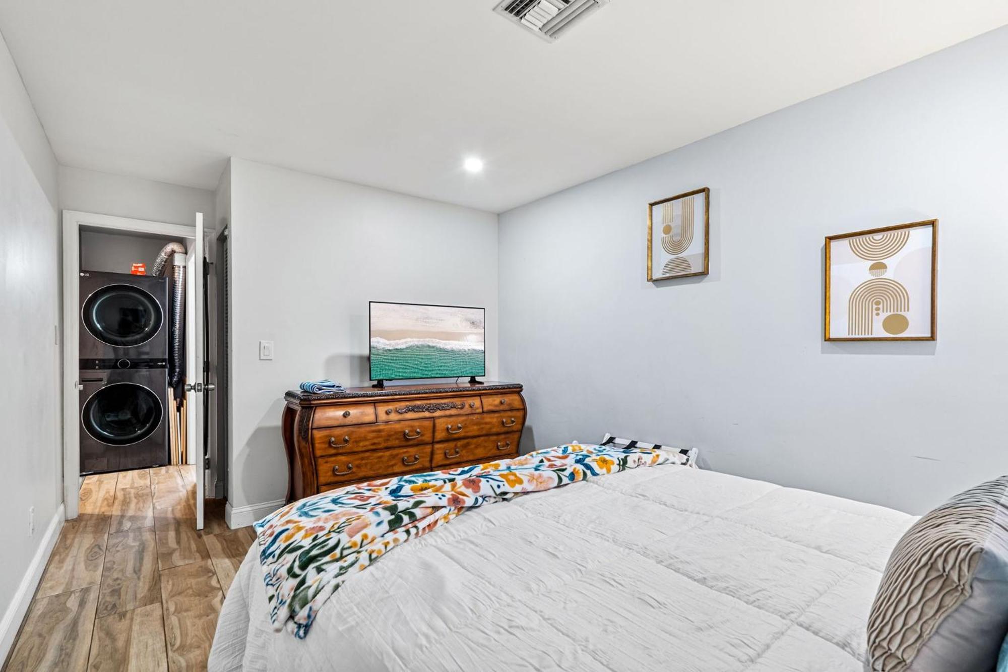 New! Private Pool House With Hot Tub, Free Wi-fi, Massage Chair And Arcade!