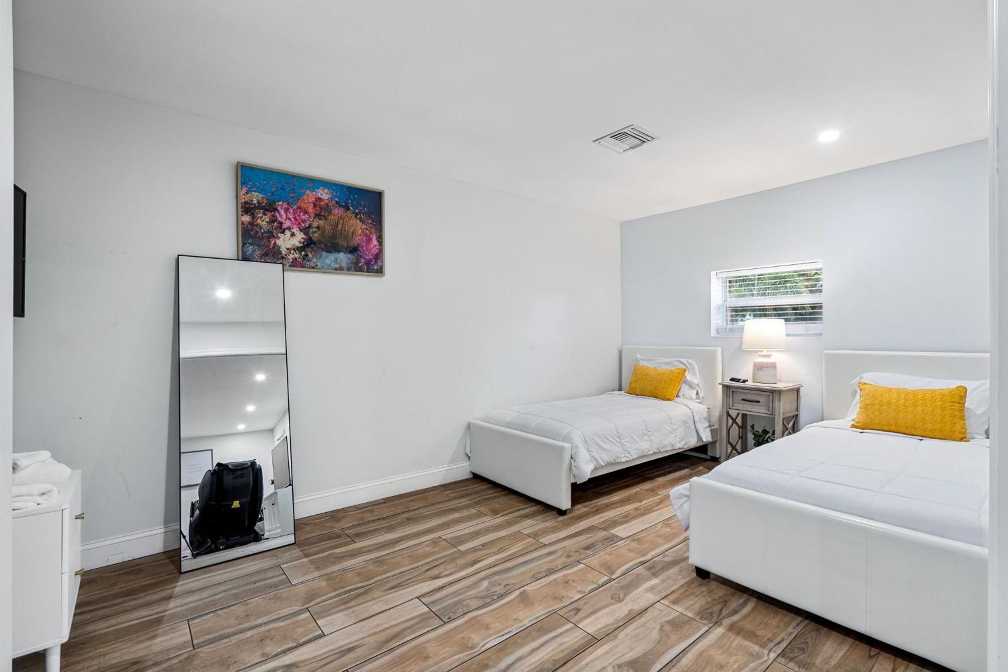 New! Private Pool House With Hot Tub, Free Wi-fi, Massage Chair And Arcade! Holiday home