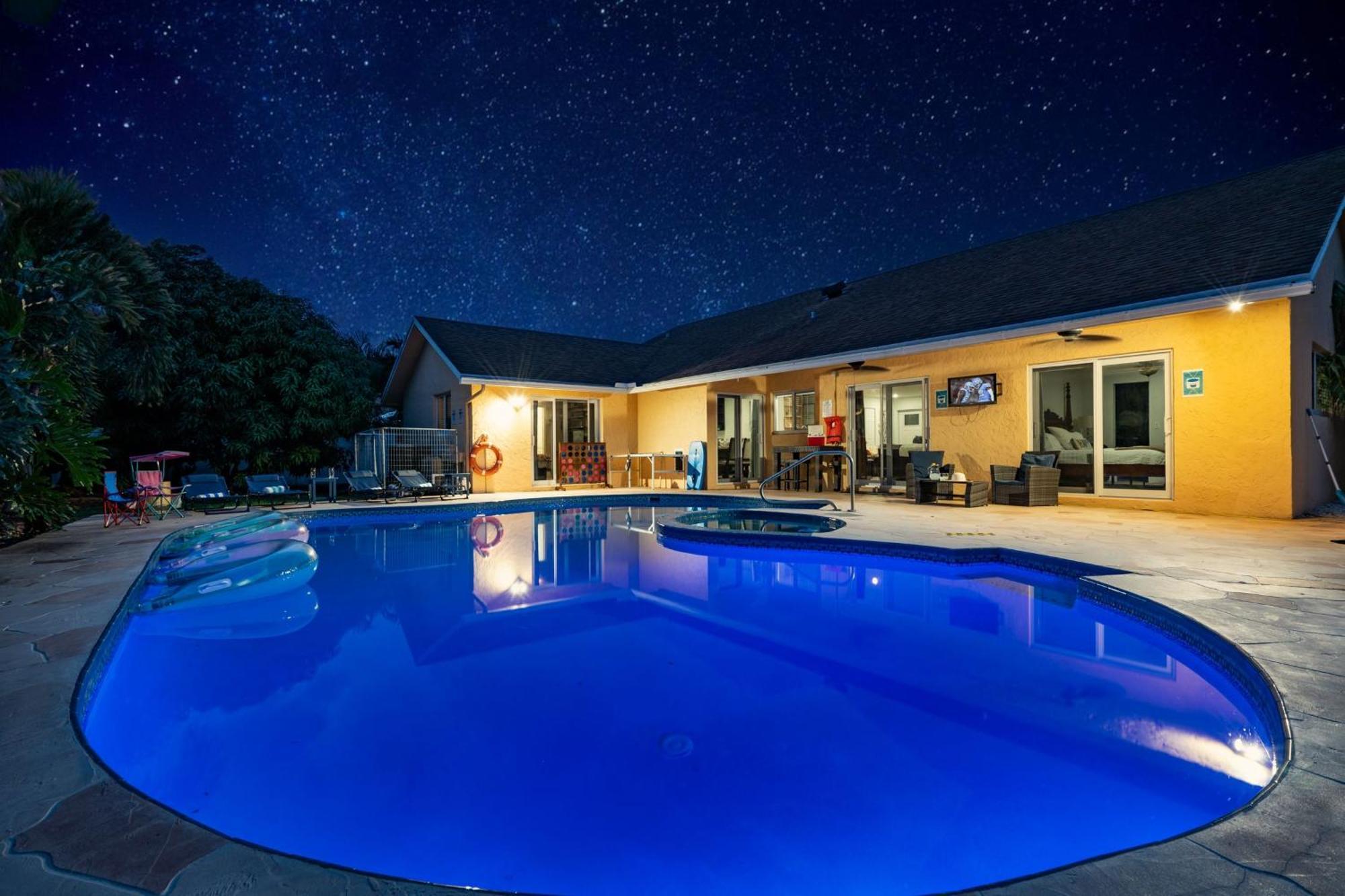 Holiday home New! Private Pool House With Hot Tub, Free Wi-fi, Massage Chair And Arcade!