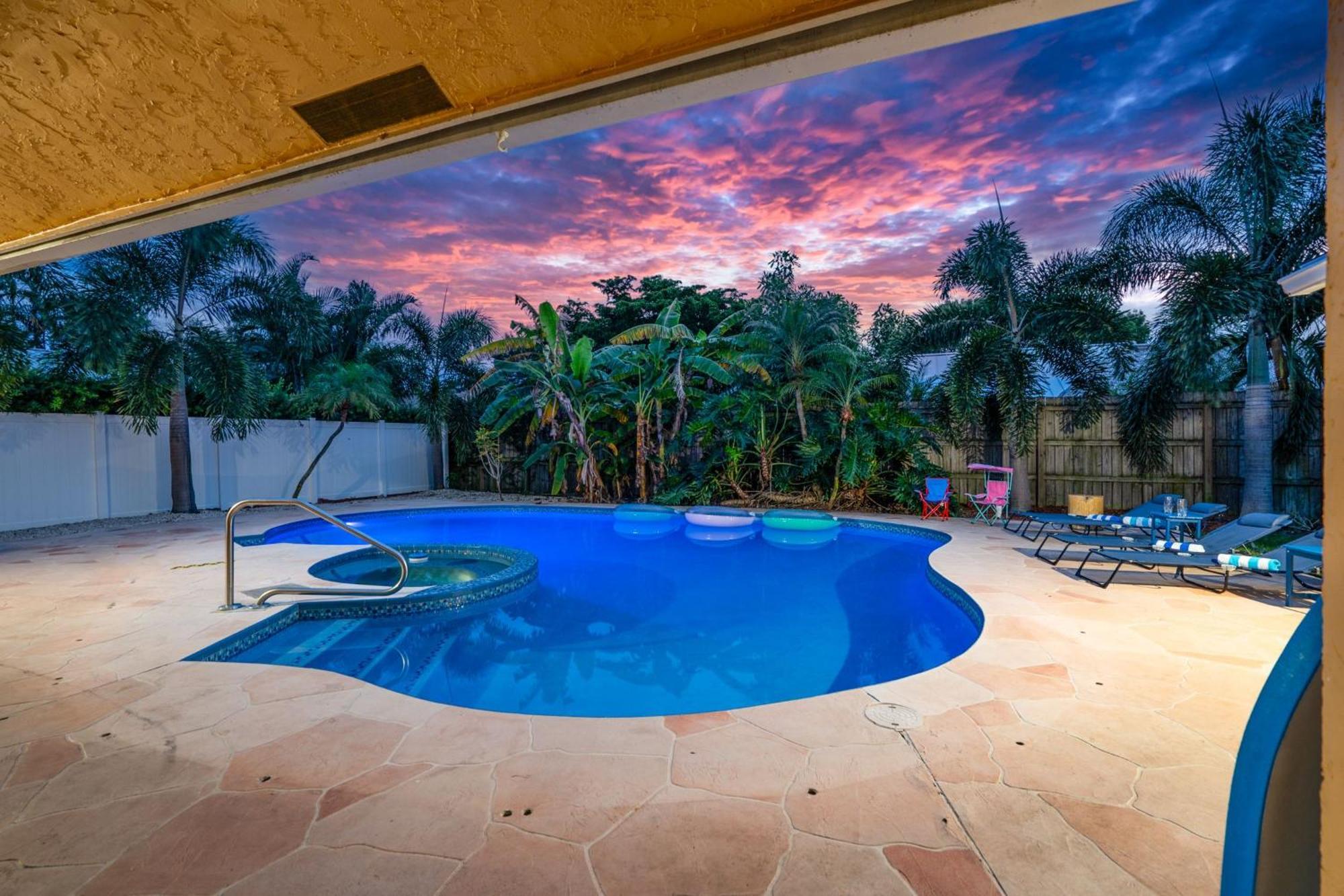 Holiday home New! Private Pool House With Hot Tub, Free Wi-fi, Massage Chair And Arcade! *