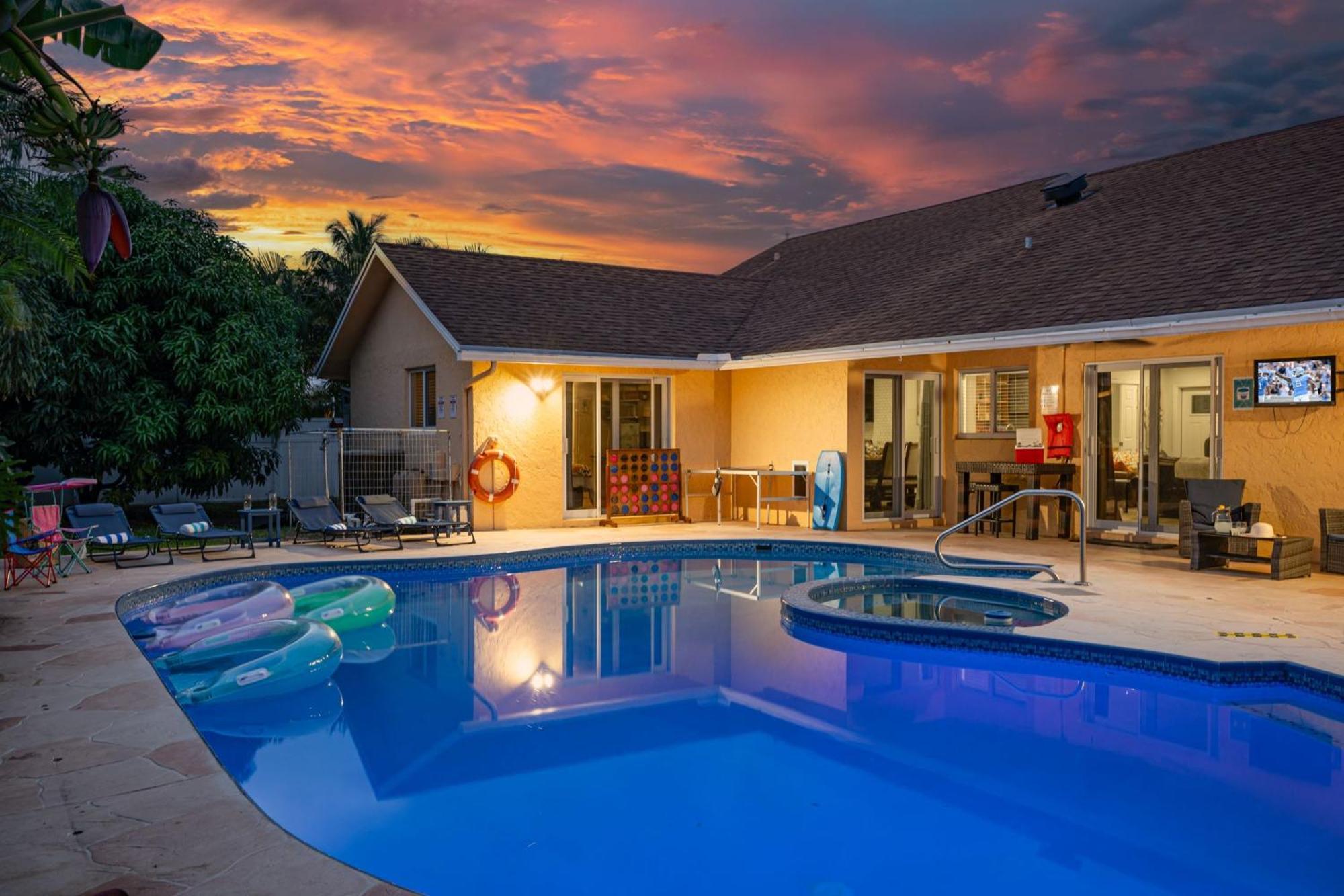 New! Private Pool House With Hot Tub, Free Wi-fi, Massage Chair And Arcade! * Delray Beach