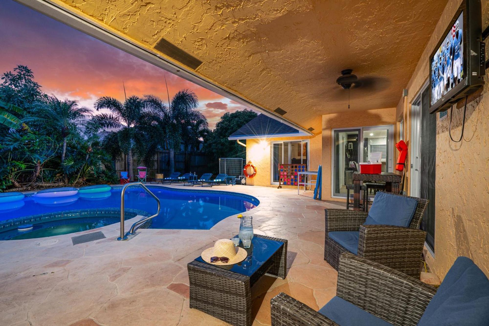 Holiday home New! Private Pool House With Hot Tub, Free Wi-fi, Massage Chair And Arcade!