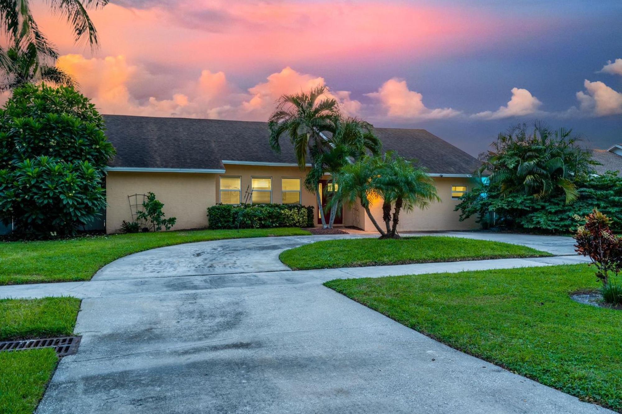 New! Private Pool House With Hot Tub, Free Wi-fi, Massage Chair And Arcade! *