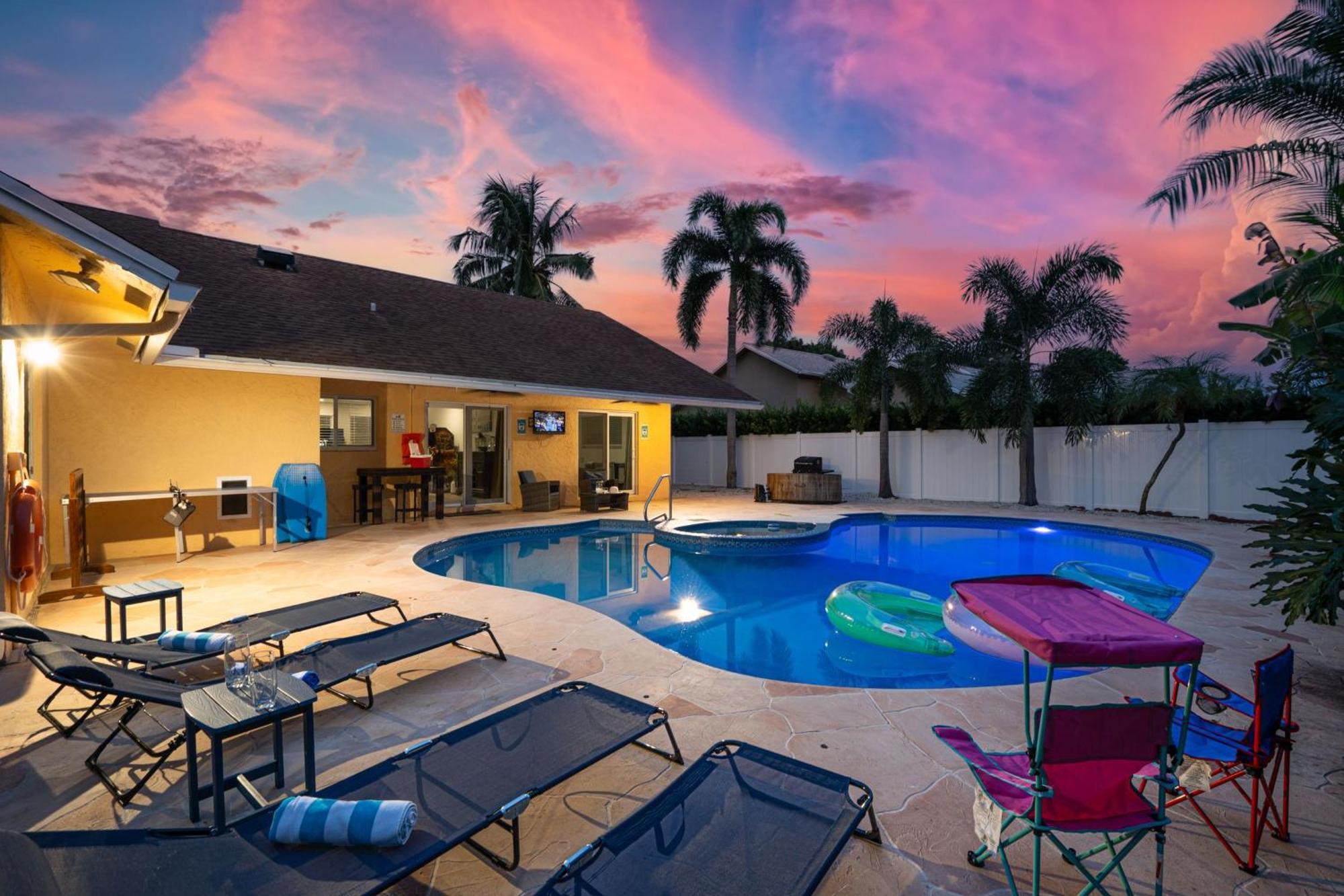 New! Private Pool House With Hot Tub, Free Wi-fi, Massage Chair And Arcade!
