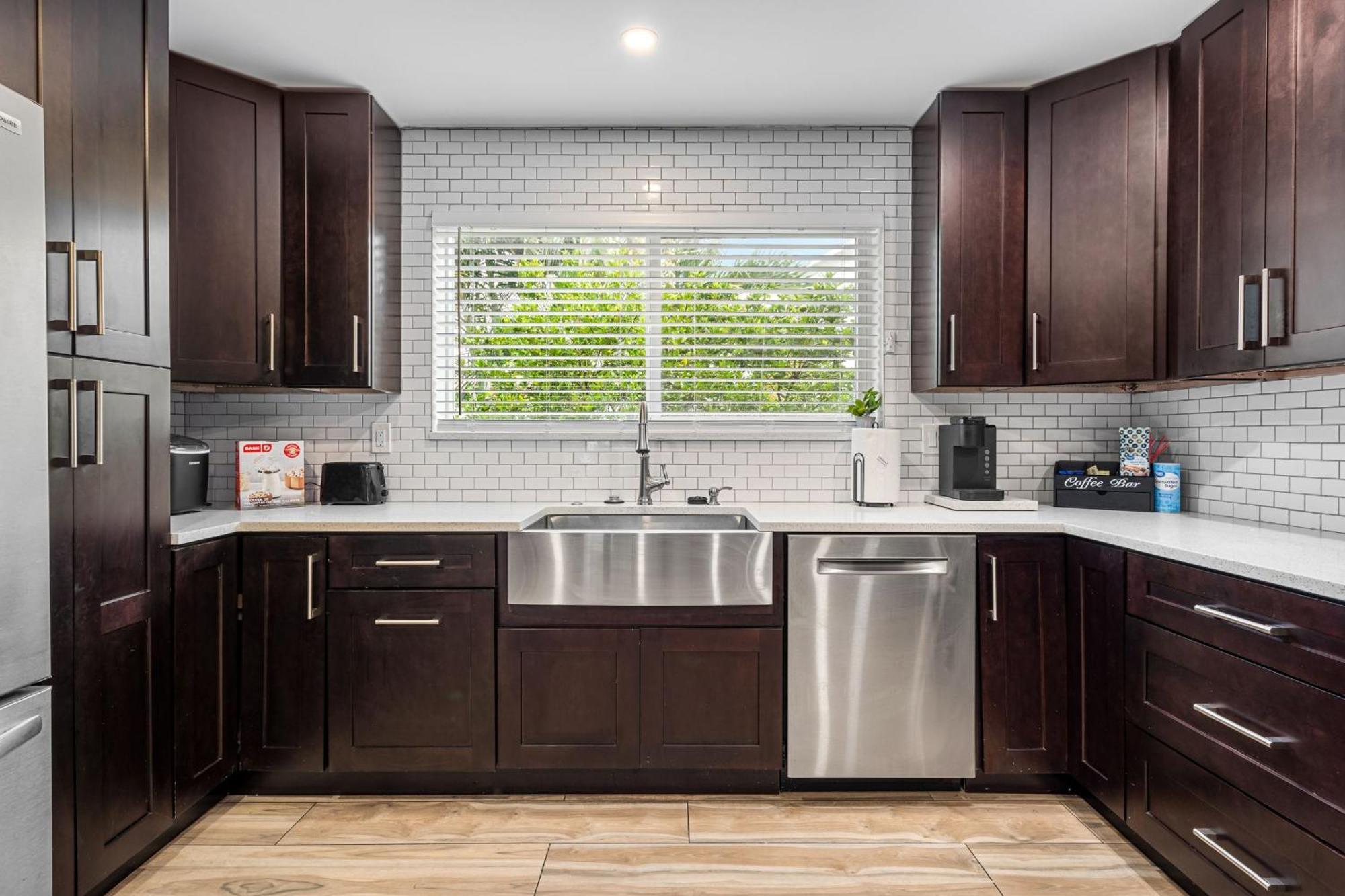 New! Private Pool House With Hot Tub, Free Wi-fi, Massage Chair And Arcade!