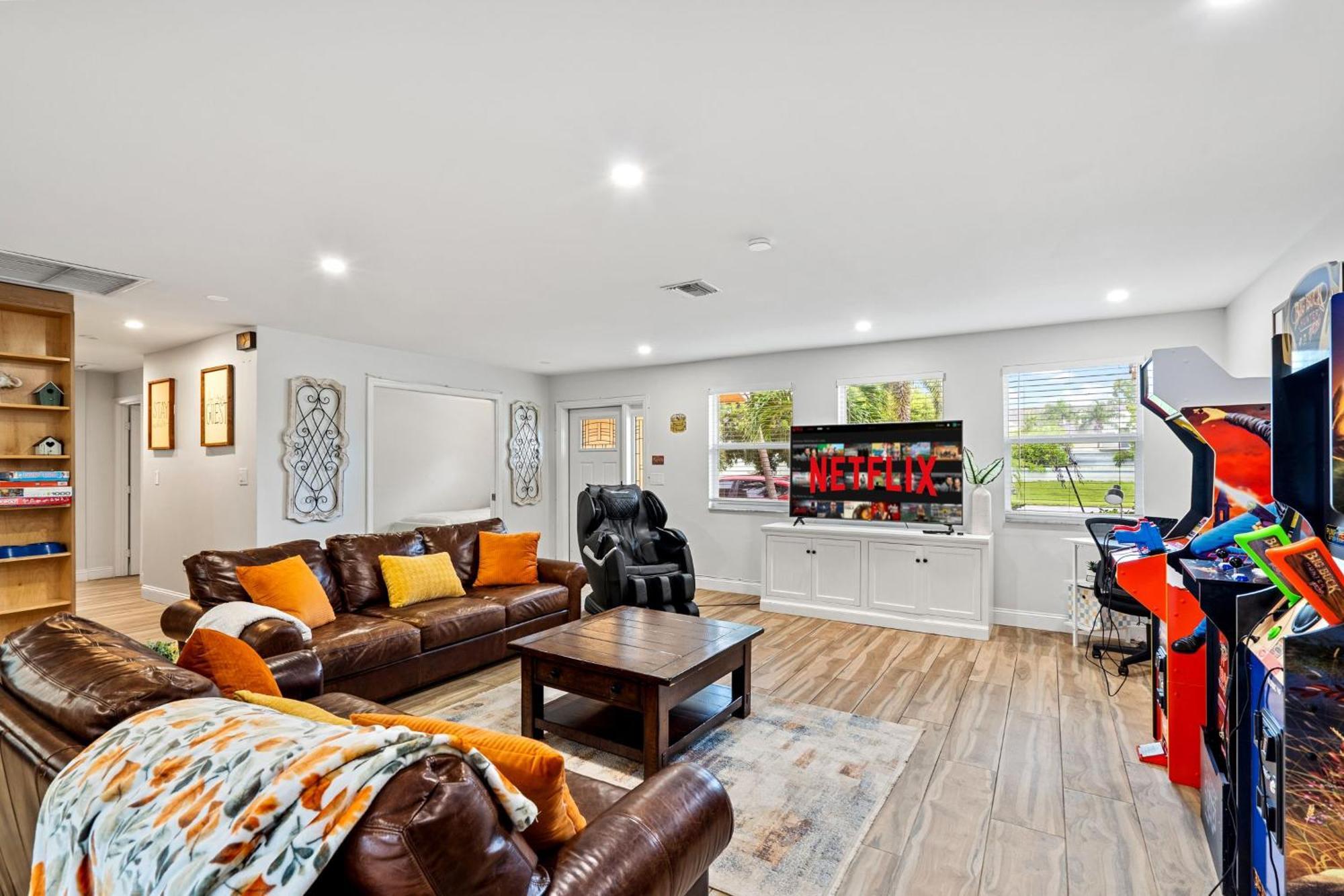 New! Private Pool House With Hot Tub, Free Wi-fi, Massage Chair And Arcade! Holiday home