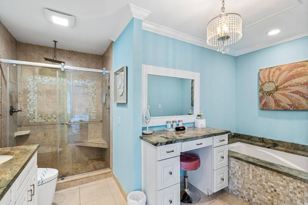 Stylish Tropical Pool Home, Large Deck & Pool Table