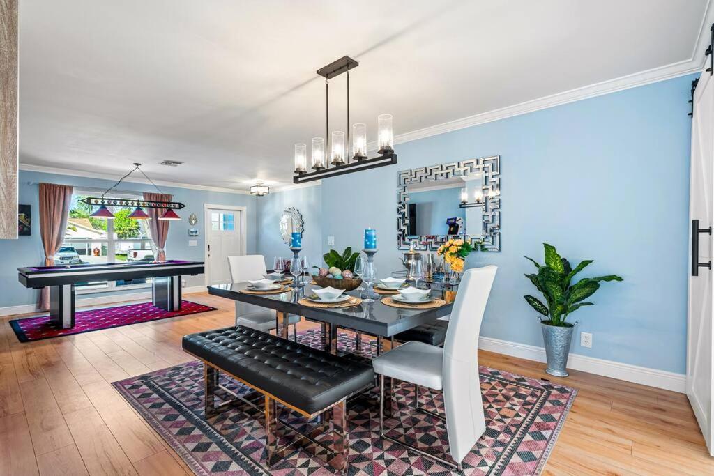 Stylish Tropical Pool Home, Large Deck & Pool Table Delray Beach