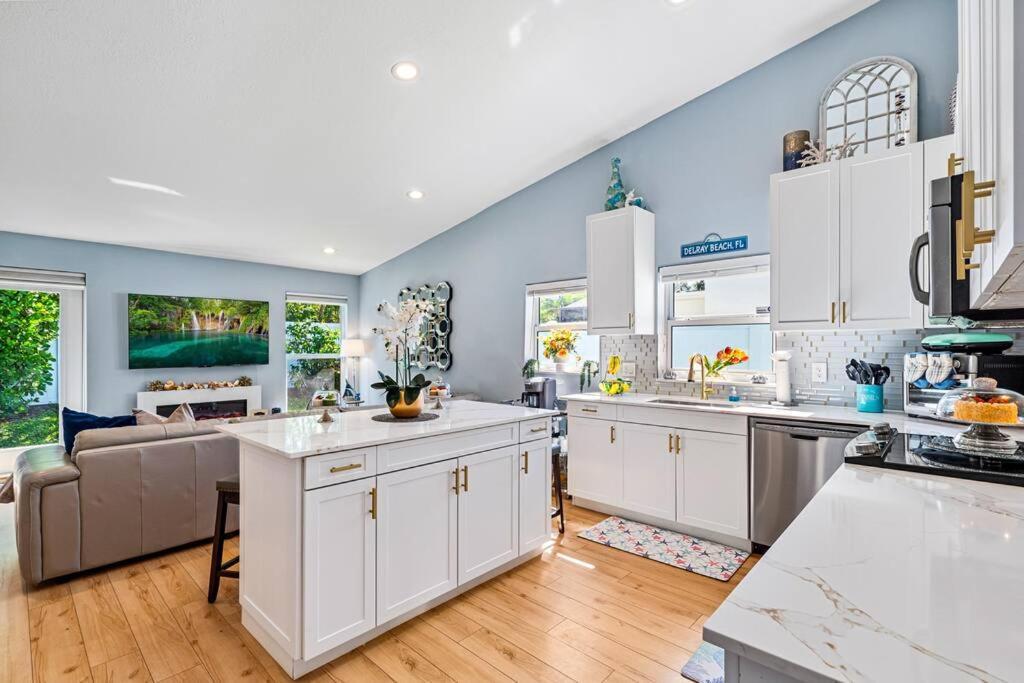 Stylish Tropical Pool Home, Large Deck & Pool Table Holiday home Delray Beach