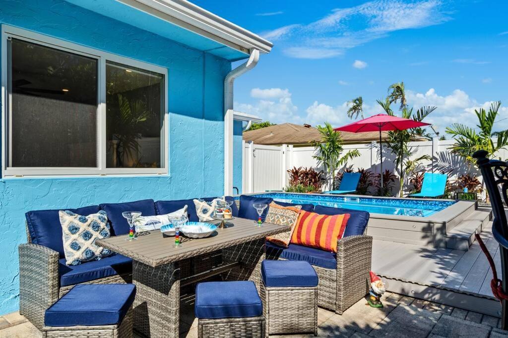 Stylish Tropical Pool Home, Large Deck & Pool Table Delray Beach