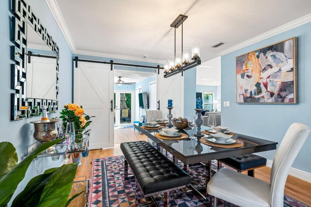Stylish Tropical Pool Home, Large Deck & Pool Table * Delray Beach