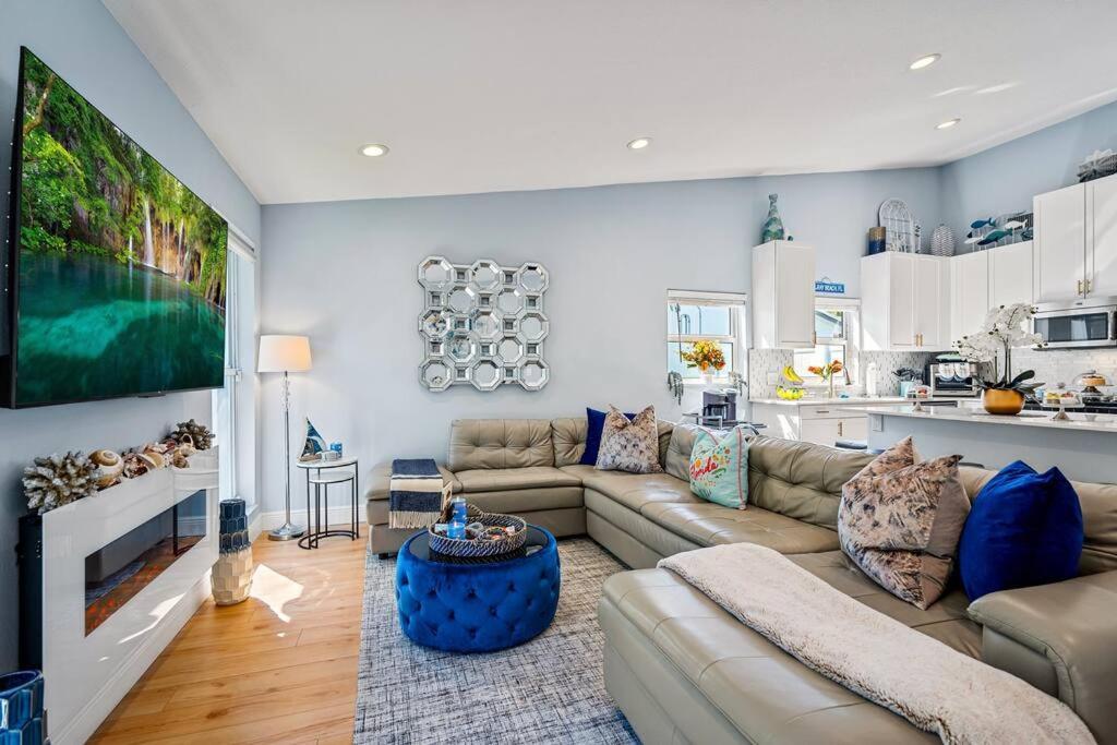 Stylish Tropical Pool Home, Large Deck & Pool Table