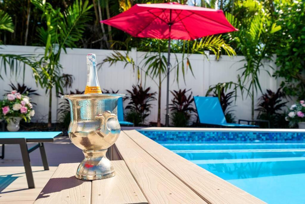 Holiday home Stylish Tropical Pool Home, Large Deck & Pool Table