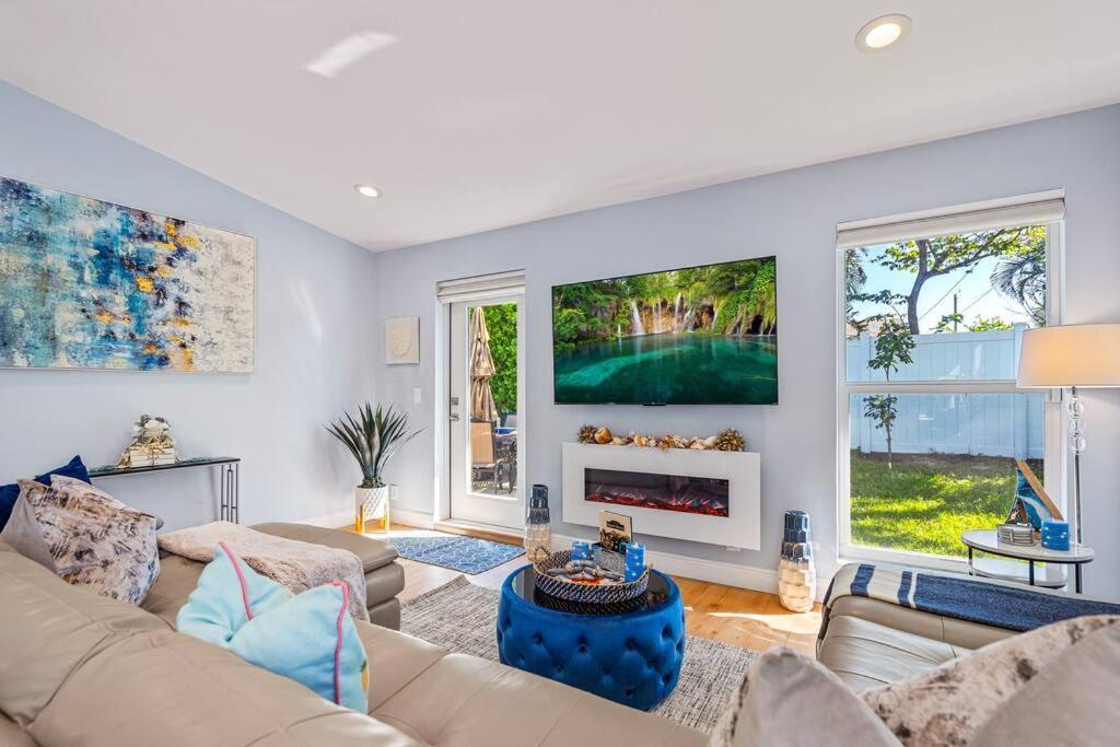 Stylish Tropical Pool Home, Large Deck & Pool Table Holiday home *