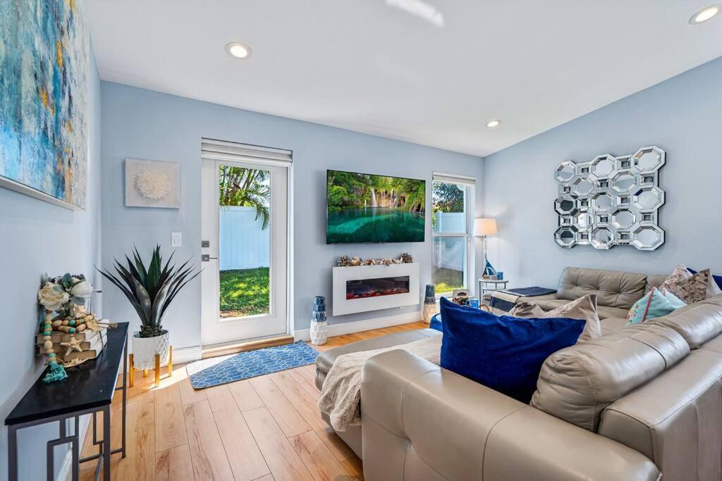 Stylish Tropical Pool Home, Large Deck & Pool Table *
