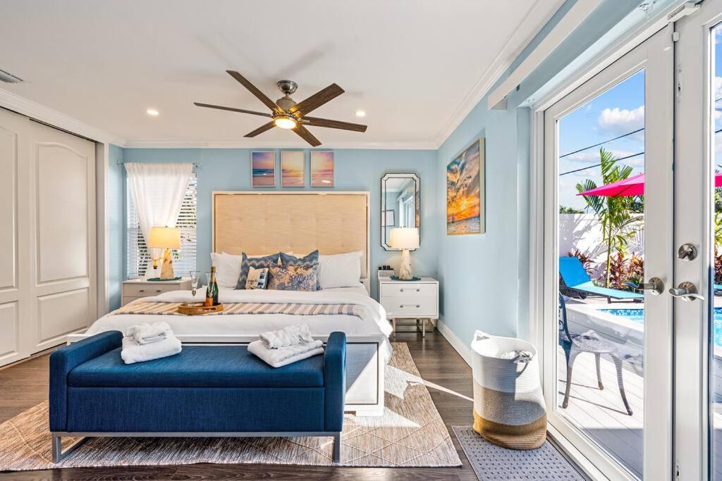 Stylish Tropical Pool Home, Large Deck & Pool Table * Delray Beach