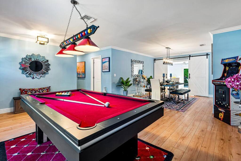 Holiday home Stylish Tropical Pool Home, Large Deck & Pool Table *