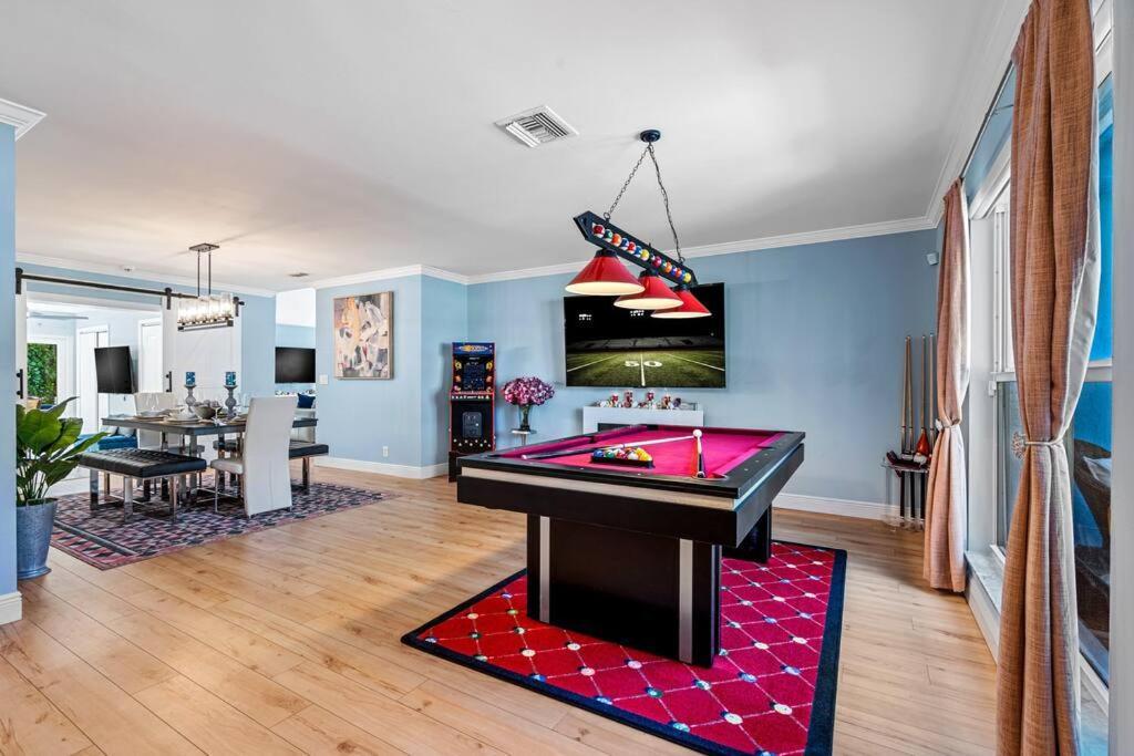 Stylish Tropical Pool Home, Large Deck & Pool Table Holiday home Delray Beach