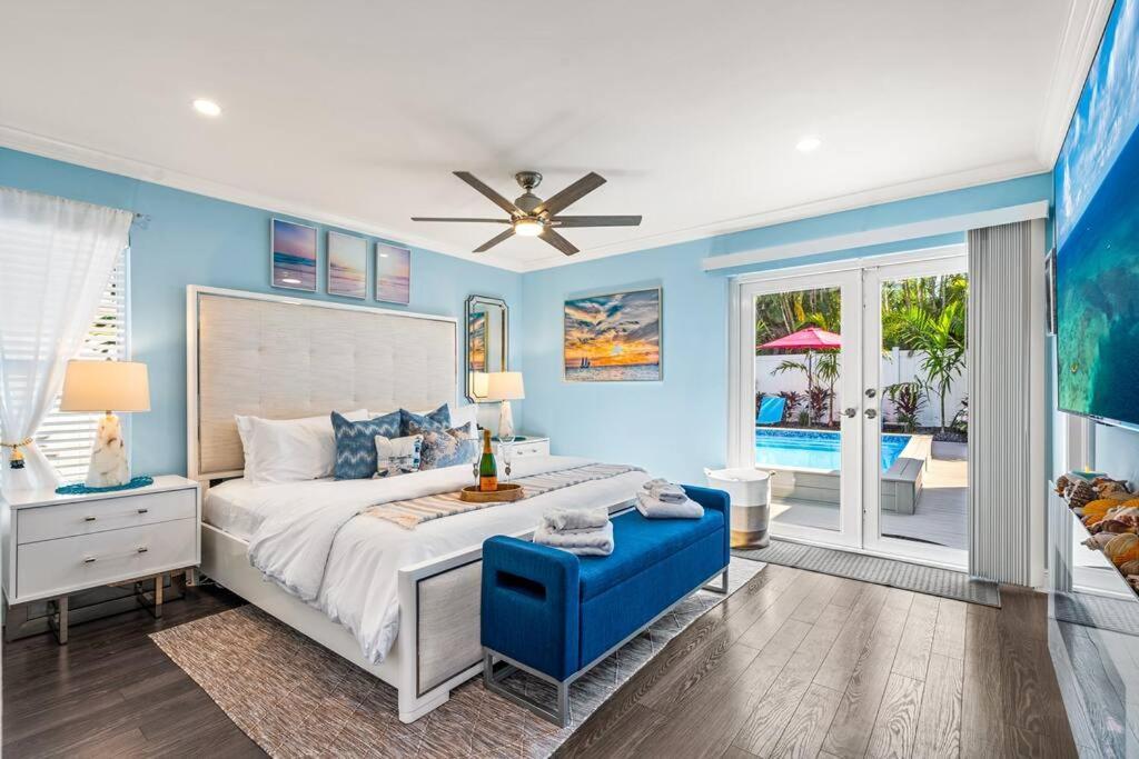 Stylish Tropical Pool Home, Large Deck & Pool Table