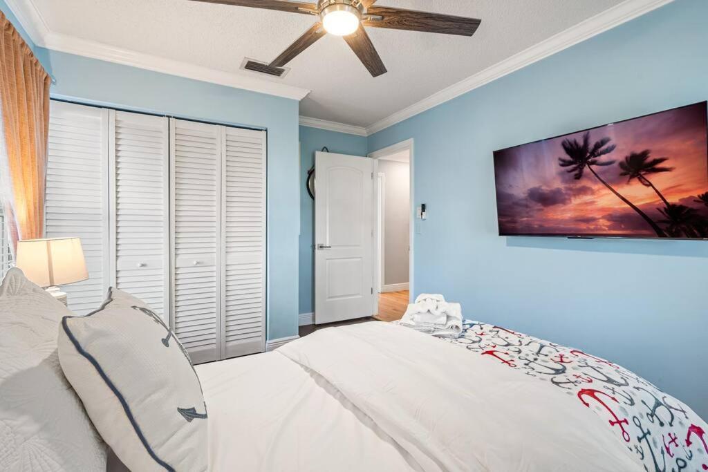 Holiday home Stylish Tropical Pool Home, Large Deck & Pool Table