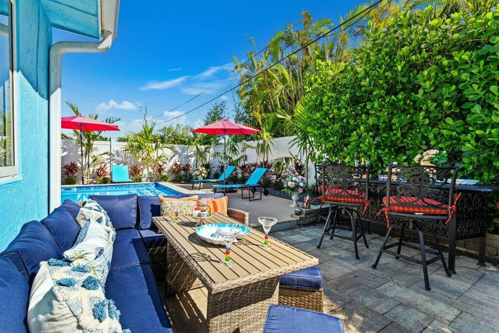 Stylish Tropical Pool Home, Large Deck & Pool Table Holiday home *