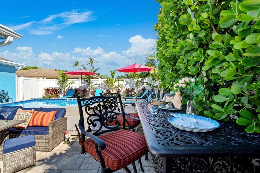 Stylish Tropical Pool Home, Large Deck & Pool Table Delray Beach