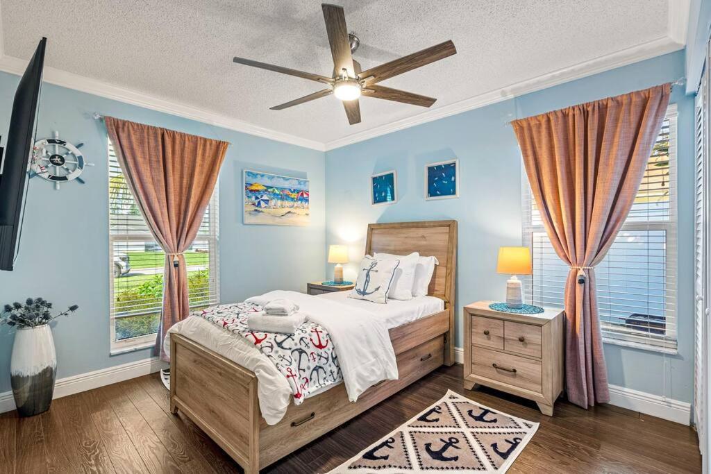 Stylish Tropical Pool Home, Large Deck & Pool Table Holiday home